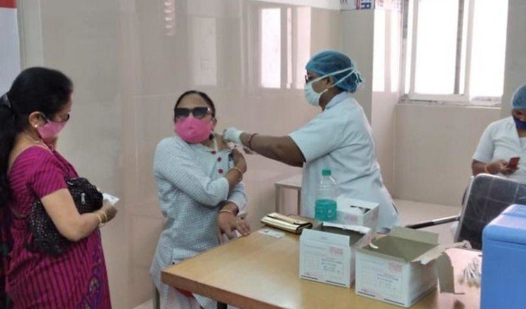 MP को मिले वैक्सीन के 8.37 लाख डोज:कोवैक्सिन के सिर्फ 2 लाख; दूसरा डोज लगाने वालों को परेशानी, पहला डोज सिर्फ कोवीशील्ड का लगेगा ; CM बोले- जुलाई में मिलेगी पर्याप्त वैक्सीन