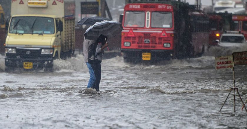 दो दिन तेज धूप और उमस भरी गर्मी से परेशान लोगों के लिए मौसम विभाग से राहत भरी खबर आई। अगले 24 घंटे में पूर्वी यूपी के 20 जिलों में भारी बारिश के लिए येलो अलर्ट जारी किया गया है।