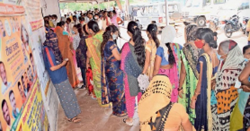 टोकन बिना वैक्सीन नहीं लगी:जो घंटों लाइन में लगे थे, उनका नंबर आने पर खत्म ही हो गई