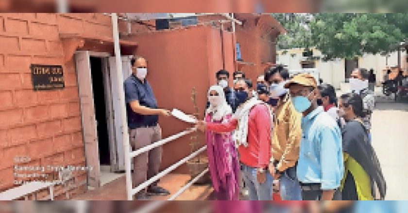 आउटसोर्स कर्मचारियों ने ज्ञापन सौंपा:निर्धारित किए गए रेट से कम वेतन देने का विरोध