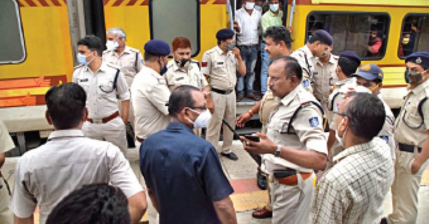 ट्रेन लूटपाट की सूचना पर प्रशासन सख्त:छपरा-लोकमान्य तिलक एक्सप्रेस में हथियारबंद बदमाशों के लूटपाट करने की सूचना पर विदिशा स्टेशन पर 45 मिनट ट्रेन को रोका, 50 जवानों ने की सर्चिंग
