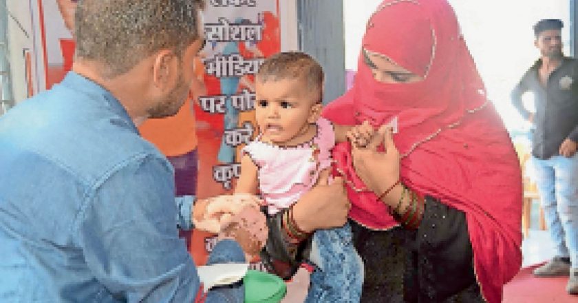 न्यास ने लगाया है शिविर:3 माह की बच्ची से लेकर 65 साल के बुजुर्ग तक करवा रहे ब्लड ग्रुप की जांच, 2 दिन में 4000 से अधिक आए