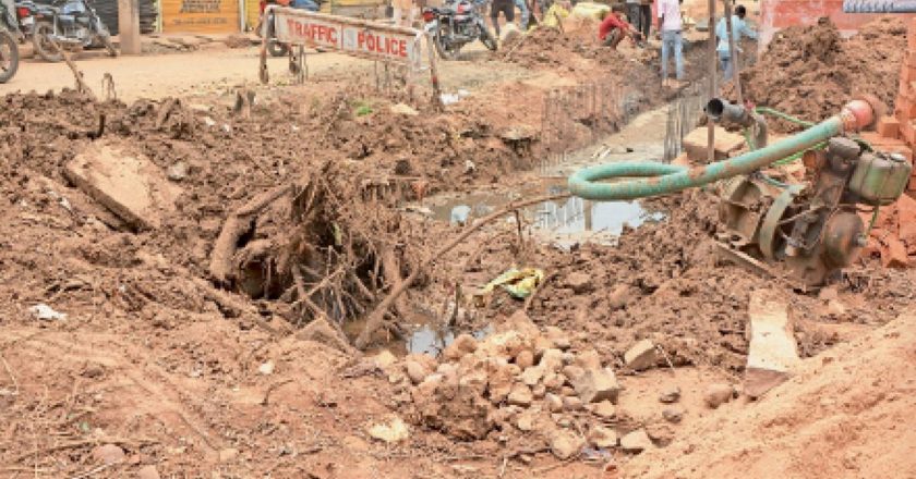 संभल के चलना बड़ी गड्ढे हैं राह में:शहर में 400 किमी से अधिक सड़कों का बिछा है जाल, 300 किमी सड़क का 2 साल से मेंटेनेंस ही नहीं, नतीजा… पग-पग पर गड्ढे