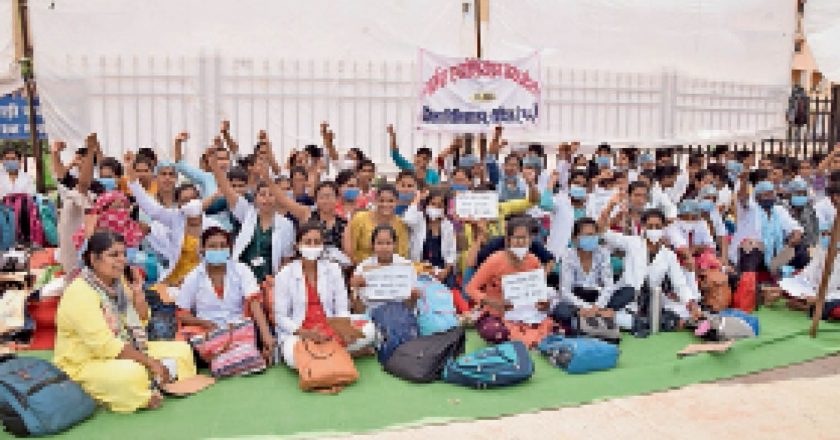 नर्सों की हड़ताल से अस्पताल की व्यवस्था बिगड़ी:100 नर्सों के विकल्प में 35 संविदा और एएनएम को इलाज का जिम्मा