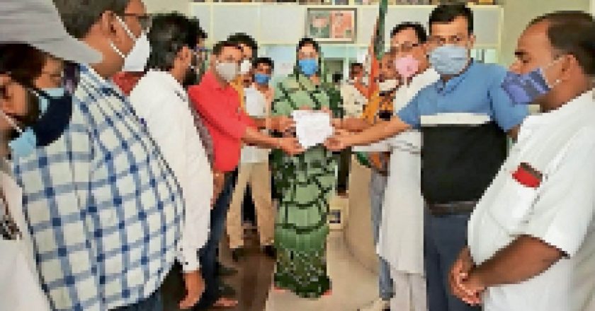 शिक्षक संगठनों ने विधायक लीना जैन को दिया ज्ञापन:अध्यापकों की मांग क्रमोन्नति और तबादले पर से रोक हटाई जाए