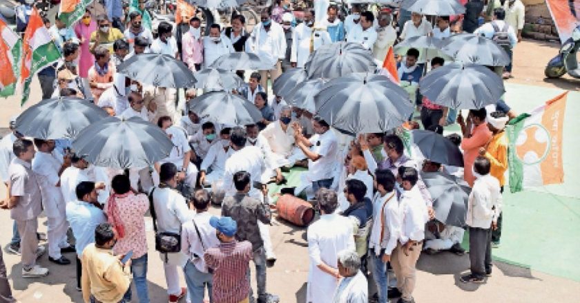 महंगाई का विरोध:धरना शुरू होते ही माइक, टेंट जब्त, विरोध में कांग्रेस का काले छाते लगाकर प्रदर्शन