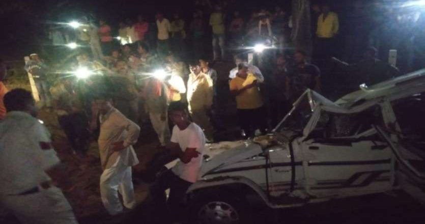 बोलेरो पर पलटा डंपर, तीन की मौत:देवास में बीच सड़क लड़ रहे बाइक सवारों को बचाने में रेत से भरा डंपर अनियंत्रित होकर बाेलेरो पर पलटा; पिता-बेटी समेत 3 की मौत, 5 गंभीर