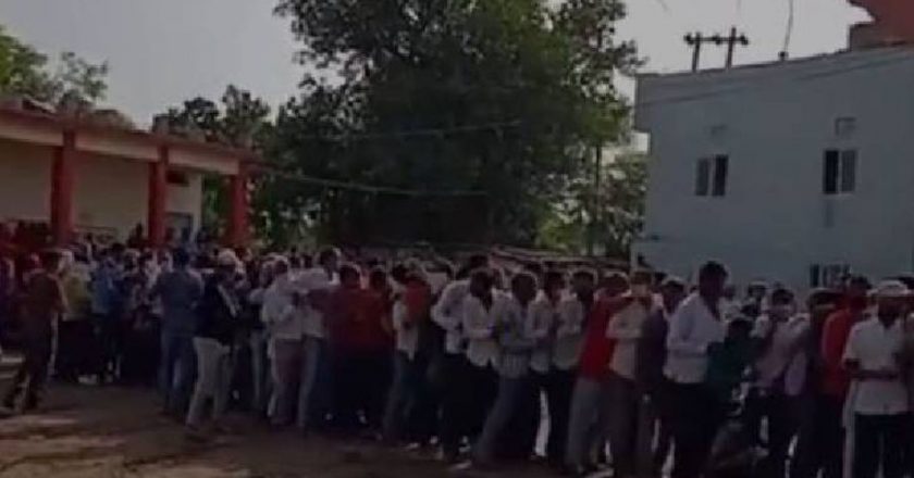 जिंदगी के डोज के लिए दांव पर जिंदगी, -इंदौर, विदिशा, सीहोर, उज्जैन समेत कई शहरों में वैक्सीनेशन सेंटर्स पर भीड़; तीसरी लहर की बढ़ा रही चिंता; सोशल डिस्टेंसिंग और मास्क भी भूले