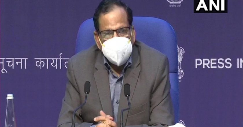 कोरोना के बीच भीड़ अनलॉक:लापरवाही पर हेल्थ मिनिस्ट्री का तंज- कोरोना की तीसरी लहर की बात करते हैं, तो लोग समझते हैं कि मौसम का अपडेट दे रहे