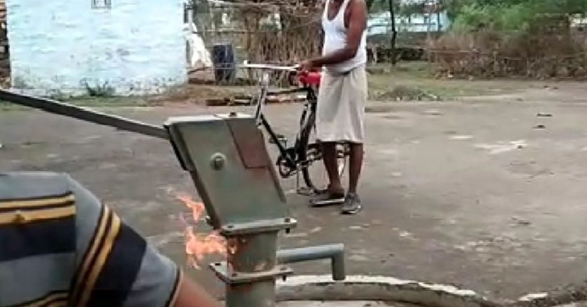 गैस की गंध आने पर माचिस की जलती तीली फेंकी तो भभका हैडपंप; एक्सपर्ट बाेले- बारिश में कार्बन कणों की अधिकता है कारण