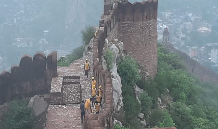 जयपुर में आमेर महल पर बिजली गिरी:वॉच टावर पर सेल्फी ले रहे 11 टूरिस्ट की मौत, 24 झुलसे; ड्रोन की मदद से आसपास के जंगल और पहाड़ी पर चलाया जा रहा रेस्क्यू