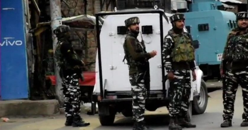 जम्मू-कश्मीर में एनकाउंटर:पुलवामा में सुरक्षाबलों ने 3 आतंकियों को मार गिराया, इनमें लश्कर कमांडर अबु हुरैरा भी शामिल