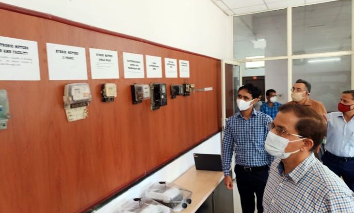 बिजली कंपनी में स्मार्ट मीटर स्कीम पर जोर:क्वालिटी सप्लाय के लिए काम के प्रति संवेदनशीलता जरूरी, दूसरे राज्यों के आयोगों की रिपोर्ट के आधार पर होगा सुधार