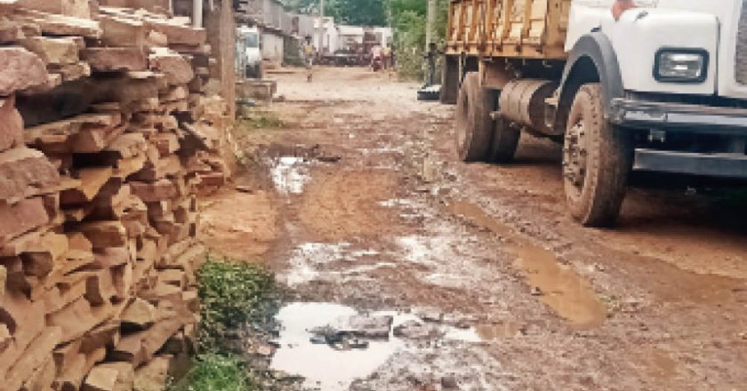 कलेक्टोरेट में बैठक:11 लोगों की मौत के बाद जागा प्रशासन- बस्ती में दो बोर कराए, प्रशासन जुटा रहा है सुविधाएं