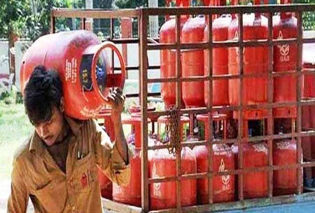 MP में रसोई गैस की कीमत 25 रुपए बढ़ी:भोपाल में घरेलू गैस सिलेंडर अब 840 की जगह 865 रुपए में मिलेगा; डेढ़ महीने में 50 रु. बढ़े, मार्च से अब तक घटाए सिर्फ 10 रुपए