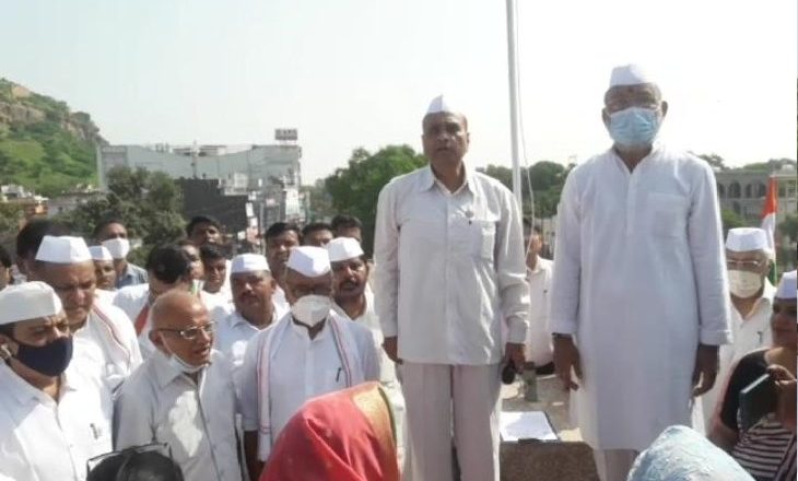 सिंधिया के गढ़ में दिग्विजय ने फहराया झंडा:ग्वालियर में महिला कांग्रेसियों ने पूर्व CM से कहा- आपसे मुलाकात करना चाहते हैं; इस पर बोले- जो 75 की हो गई हैं इधर आ जाओ…