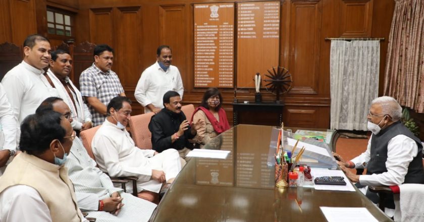 कमलनाथ की राज्यपाल से मुलाकात:आदिवासियों के मुद्दों पर हुई चर्चा; कांग्रेस का आरोप- कई जिलों में धारा 144 लगाकर आदिवासी दिवस मनाने से रोक रही सरकार