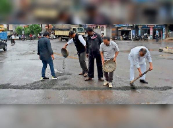 कांग्रेसियों का बरसते पानी में सड़क सत्याग्रह:नीमताल चौराहा पर एक ट्राॅली चूरी मंगाकर भरे सड़क के गड्ढे