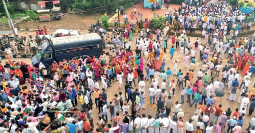 महंगाई के खिलाफ कांग्रेस की जन आक्रोश रैली:गांधी चौक पर दो नजारे… प्रतिमा पर माल्यार्पण और महंगाई की अर्थी जलाने पर पुलिस-कांग्रेस में भिड़ंत