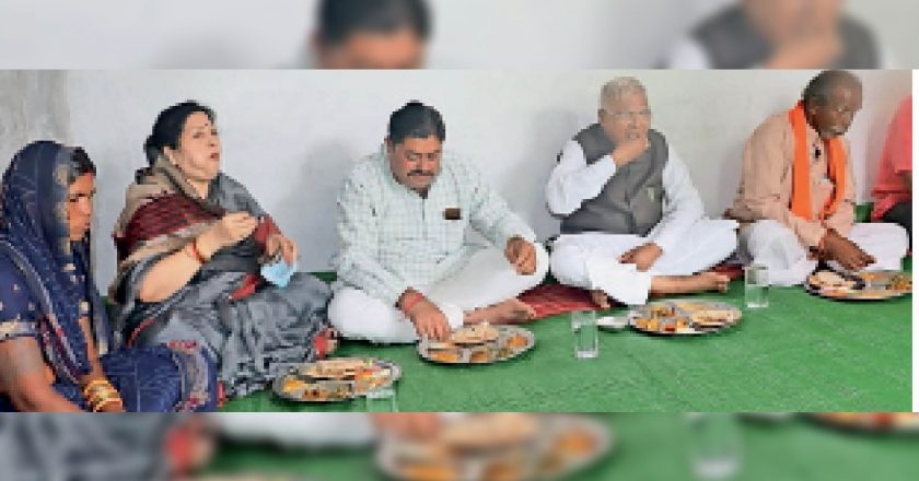 घाटखेड़ी के बुद्धराम को मिला घर:राज्यपाल के लिए गेहूं, ज्वार की रोटी के साथ रजान की भाजी, तुअर की दाल और आलू की सब्जी बनाई, डाॅक्टर ने सैंपल लिए, 10 मिनट बाद ओके करने के बाद परोसा गया