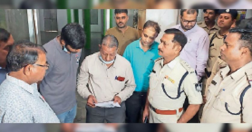 कार्रवाई में प्रशासन को 4 घंटे का समय लगा:रात 3:30 बजे पूरे इलाके की बेरिकेडिंग की, हाल खाली कराया, फिर दिया कब्जा