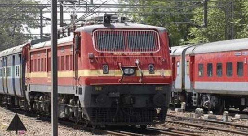 रायपुर में कटनी रेललाइन पर मालगाड़ी दुर्घटनाग्रस्त होने से गोंदिया तक के हजारों रेल यात्री परेशान हुए हैं।