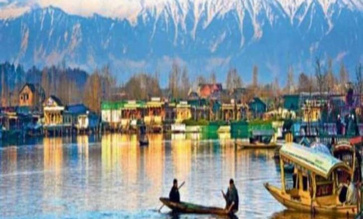 जम्मू-कश्मीर के कुपवाड़ा में सेना और पुलिस ने मिलकर घुसपैठ विरोधी अभियान चलाया जा रहा है। J&K के कुपवाड़ा जिले में नियंत्रण रेखा पर गुरुवार को 2 अभियानों में 3 घुसपैठियों के मारे जाने की खबर है