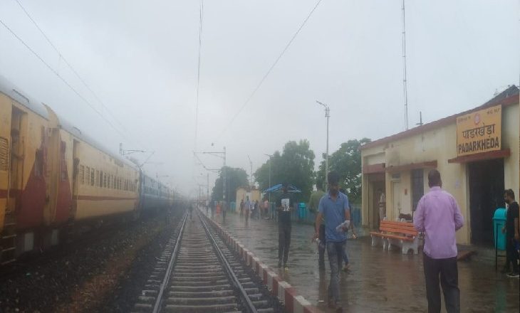 बारिश ने रोकी ट्रेन, 400 यात्री फंसे:ग्वालियर-इंदौर इंटरसिटी शिवपुरी-गुना के बीच पाड़रखेड़ा रेलवे स्टेशन पर खड़ी है, दोनों तरफ के ट्रैक डूबे