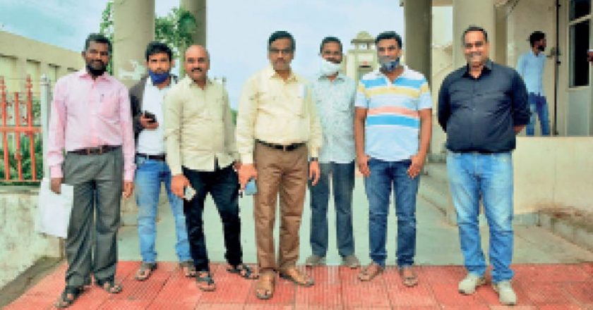 खौफजदा हैं किसान व मंडी के व्यापारी:ट्रैक्टर-ट्राॅलियों से लूटते हैं अनाज, मंडी भी सुरक्षित नहीं