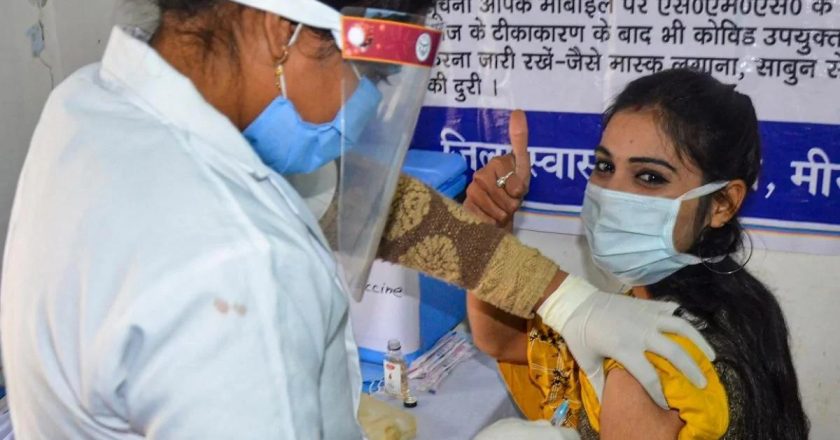 MP में 10 लाख को वैक्सीन:आज भोपाल में 210 सेंटर पर 57 हजार को लगेगा टीका, कोवीशील्ड का पहला और दूसरा डोज, कोवैक्सिन का दूसरा डोज