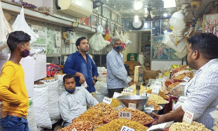 देश की सबसे बड़ी ड्राय फ्रूट मंडी से रिपोर्ट:तालिबान शासन के बाद ड्राय फ्रूट्स की कीमतों में 40% का इजाफा, व्यापारियों के करोड़ों रुपए फंसे, कुछ दुकानदार जमाखोरी भी कर रहे