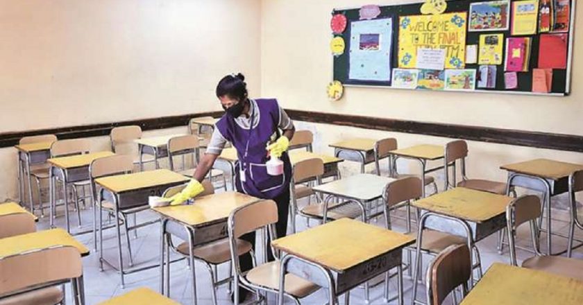 दो वर्ष से लगा ताला:सफाई नहीं, कल से खुलेंगे 6वीं से 12वीं तक के स्कूल, मार्च 2020 से संस्थानों को बंद कर दिया गया था