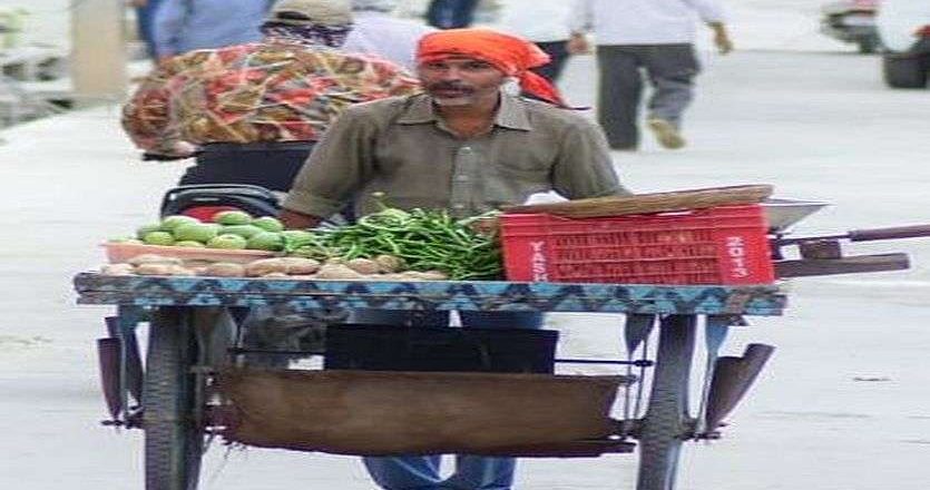 फल-सब्जी बाजार शिफ्ट करने पर सड़क पर ठेले लगाकर चक्काजाम:सावरकर बाल विहार के पास दुकान लगाने के लिए राजी नहीं हैं फल-सब्जी विक्रेता