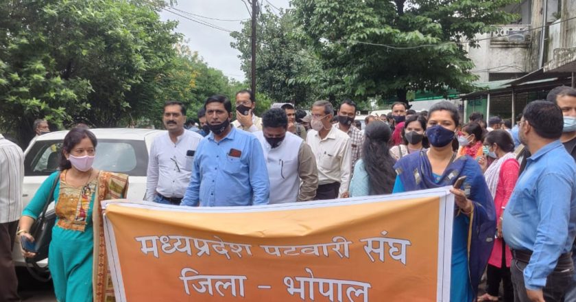 MP में पटवारी 3 दिन के सामूहिक अवकाश पर:काम बंद कर रैली में शामिल हुए पटवारी, मांगें पूरी नहीं हुई तो 10 अगस्त से जाएंगे अनिश्चितकालीन हड़ताल पर