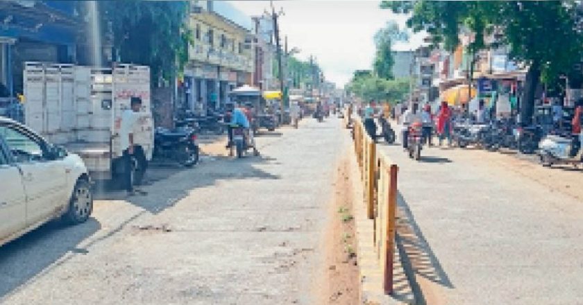 अनदेखी ठीक नहीं:जय स्तंभ से पारासरी नदी तक सड़क पर अतिक्रमण होने से होती है परेशानी