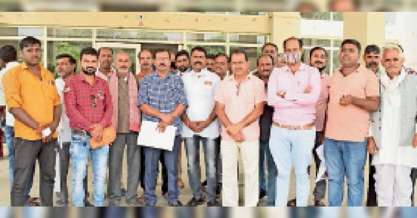 किसान पहुंचे कलेक्टोरेट:मामले की निष्पक्ष जांच की मांग, सतपाड़ा सराय के समिति प्रबंधक की मौत के बाद 200 किसानों को फिर बना दिया कर्जदार