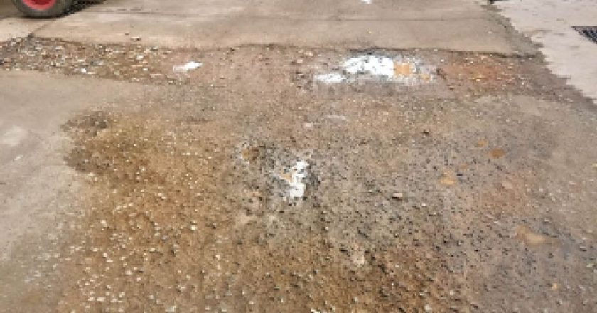 जिम्मेंदारों की अनदेखी:शहर में 15 साल पहले बनी 50% सीसी सड़कों पर अब उभर आए गड्ढे