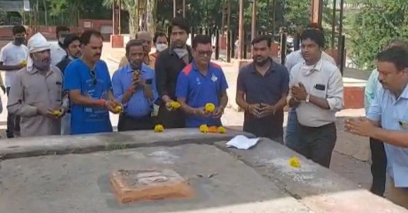 रेलवे अप-डाउनर्स का अनोखा प्रदर्शन:मंत्री विधायक सांसदों के यहां लगाई गुहार, नहीं हुई सुनवाई तो लगाई दिवंगत आत्माओं के यहां अर्जी