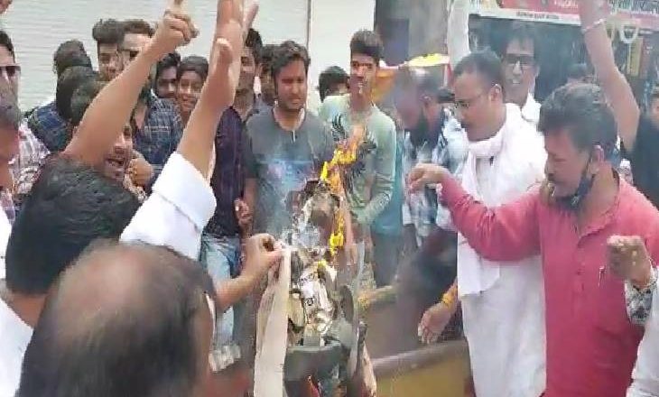 जोधा बाई पर की गई आपत्तिजनक टिप्पणी:विधायक रामेश्वर शर्मा के बयान से राजपूत समाज आक्रोशित, तिलक चौक पर किया पुतला दहन