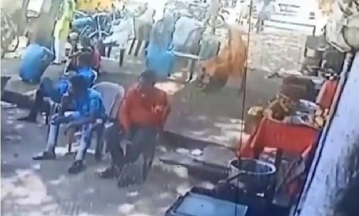विदिशा में ढाई लाख लेकर फरार हुआ चोर:बैंक से घर बनाने के लिए निकाले पैसों को ले भागा चोर, सीसीटीवी कैमरा में हुआ कैद