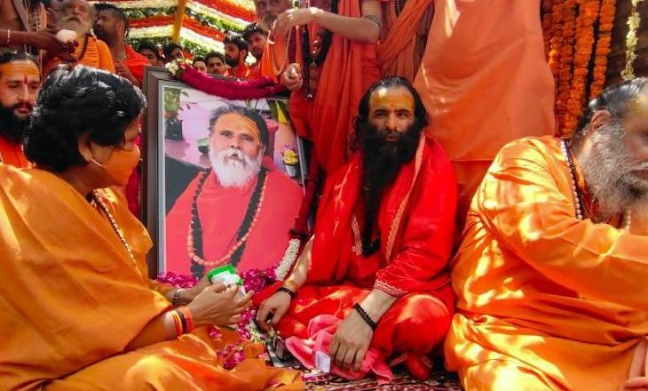 महंत नरेंद्र गिरि की अंतिम यात्रा LIVE:पोस्टमार्टम के बाद पार्थिव देह का संगम में कराया गया स्नान; रिपोर्ट में फांसी लगाने की बात आई, केशव मौर्य बोले- जांच पर भरोसा रखें