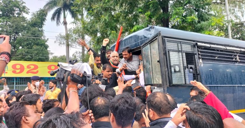 भोपाल में कांग्रेस की जनआक्रोश यात्रा:कांग्रेस मुख्यालय पर यात्रा को पुलिस ने रोका, कार्यकर्ताओं को हिरासत में लिया; पीसी शर्मा बोले- भाजपा सरकार जनता की आवाज को नहीं दबा पाएंगी
