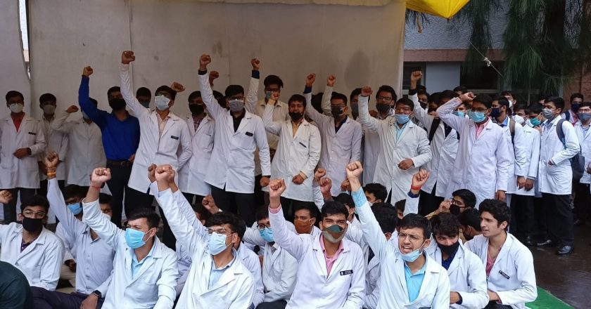 MP में जूनियर डॉक्टर फिर हड़ताल पर:जुलाई माह के आंदोलन में डॉक्टरों पर कार्रवाई वापस नहीं हुई; 6 मेडिकल कॉलेज के 3 हजार जूडा ने काम बंद किया; भोपाल में चिकित्सा शिक्षा विभाग की निकाली शव यात्रा