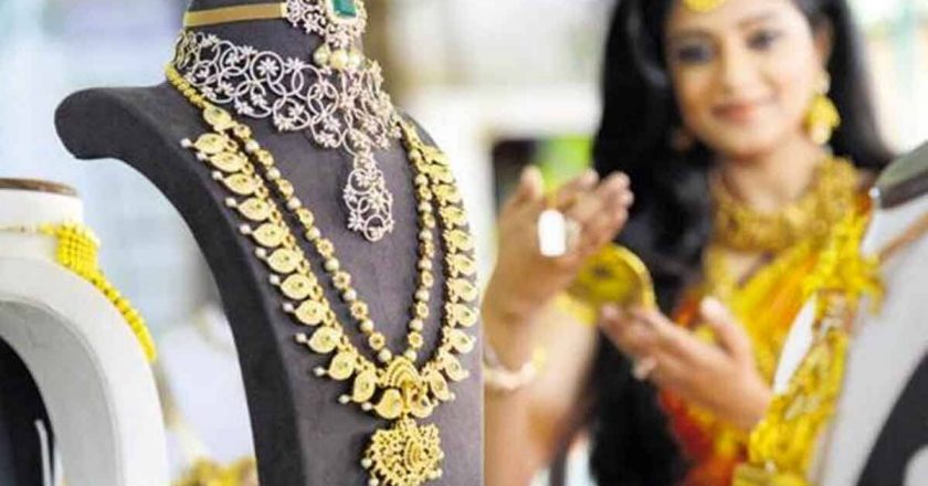 सोना अब तक के सर्वाधिक 78,150 रुपए प्रति दस ग्राम पर पहुंच गया।