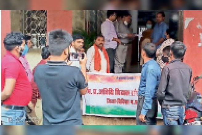 ज्ञापन सौंपा:बेरोजगार अतिथि शिक्षक संघ ने मांगा काम, साथ ही स्कूलों में अतिथि शिक्षक रखने का आदेश भी दिया