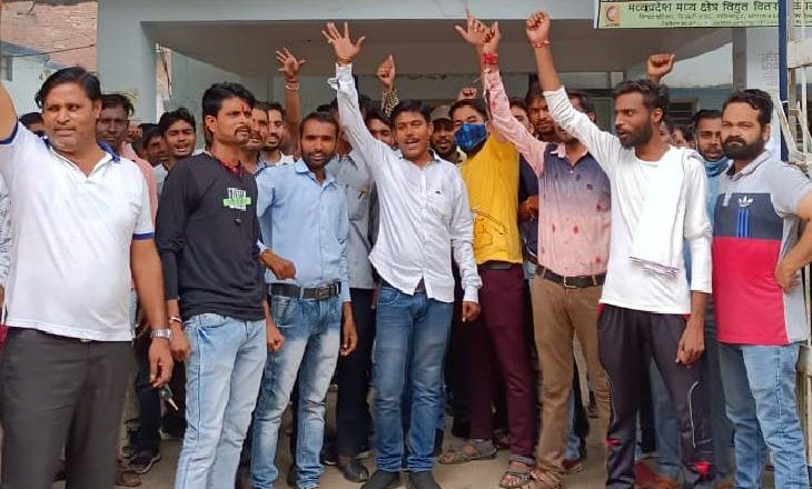 MP में आउटसोर्स बिजलीकर्मियों की हड़ताल:तीसरे दिन भी हड़ताल पर कर्मचारी, ऊर्जा मंत्री के आश्वासन के बाद भी नहीं माने; पदाधिकारी बोले- हटाया तो भूख हड़ताल पर बैठेंगे