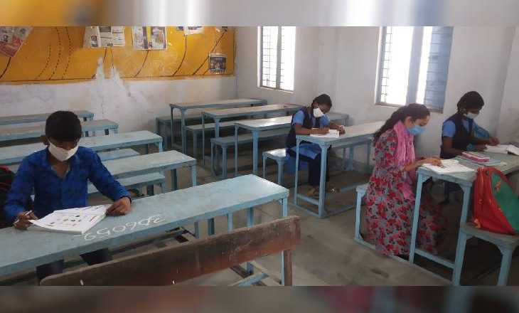 18 माह बाद खुले स्कूलाें का हाल:स्कूल खुलने के पहले दिन कहीं 25 तो कहीं 10 प्रतिशत बच्चे ही पहुंचे स्कूल