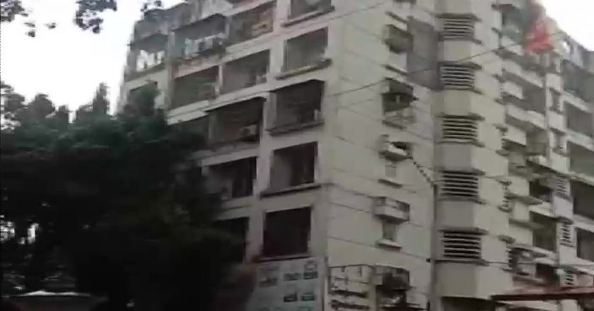 मुंबई में 60 मंजिला बिल्डिंग में भीषण आग:भीषण आग में फंसे शख्स की 19वीं फ्लोर से गिरकर मौत, 10 मिनट तक ग्रिल से लटका रहा
