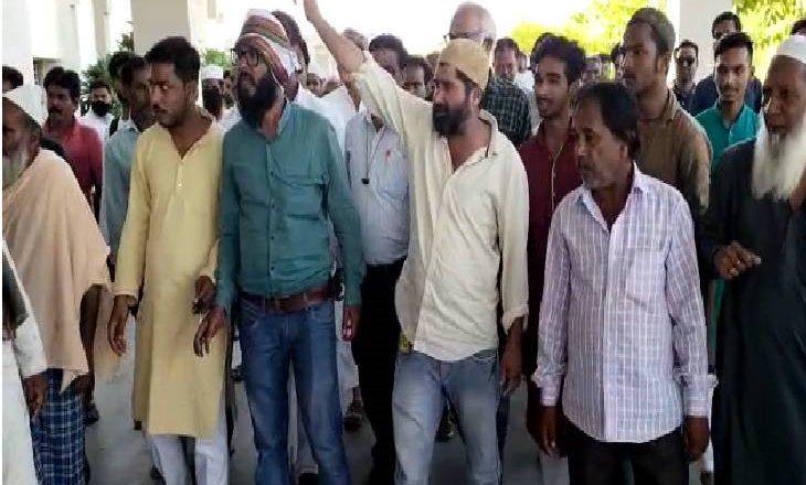 रहवासियों ने सौंपा ज्ञापन:वार्ड में सड़क-नाली की बदहाली के कारण नगरपालिका के खिलाफ की नारेबाजी, उग्र आंदोलन की दी चेतावनी