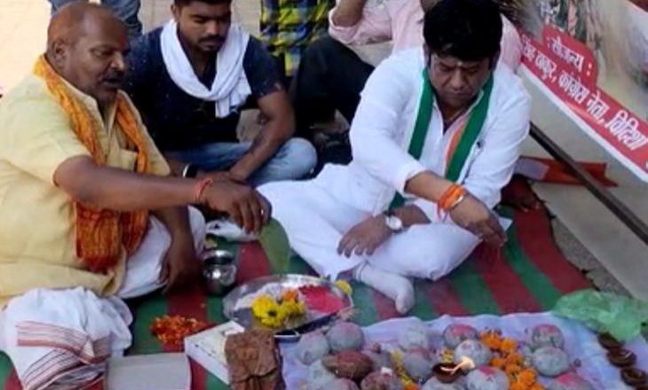 सर्व पितृमोक्ष अमावस्या पर कांग्रेस का अनोखा प्रदर्शन:नगर पालिका को मृत मानकर सड़क पर किया तर्पण, सीमेंट के पिंड बनाकर सड़कों के गड्ढों में किया विसर्जन